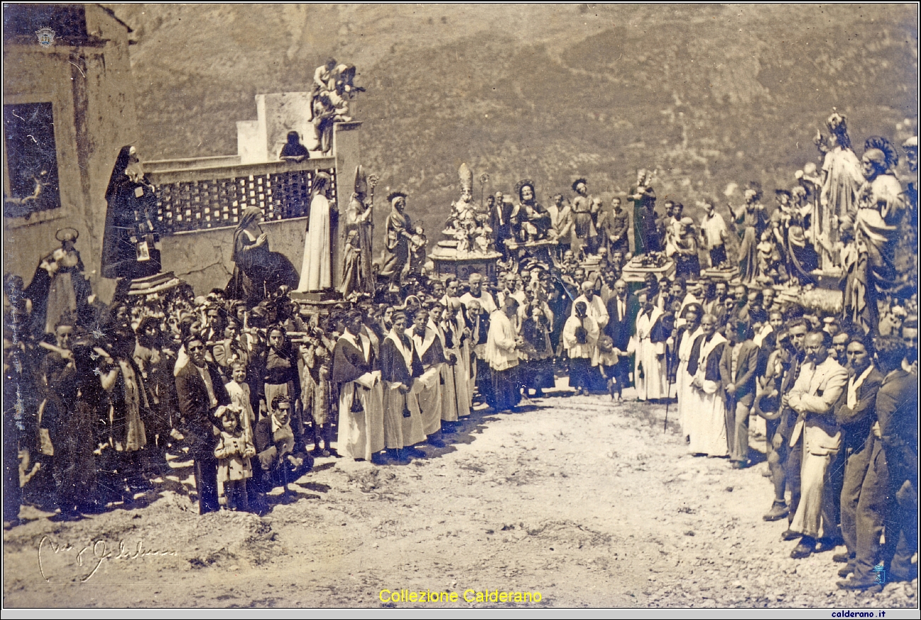 Processione di ringraziamento per la fine della guerra con tutte le statue dei santi 1945.jpg