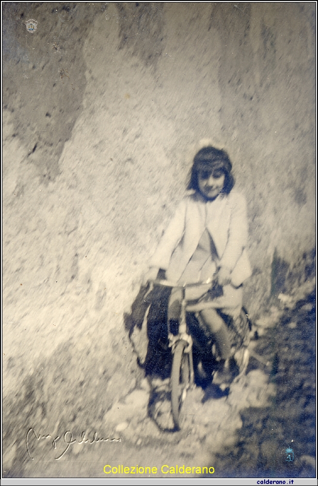 Ragazza in bici.jpg