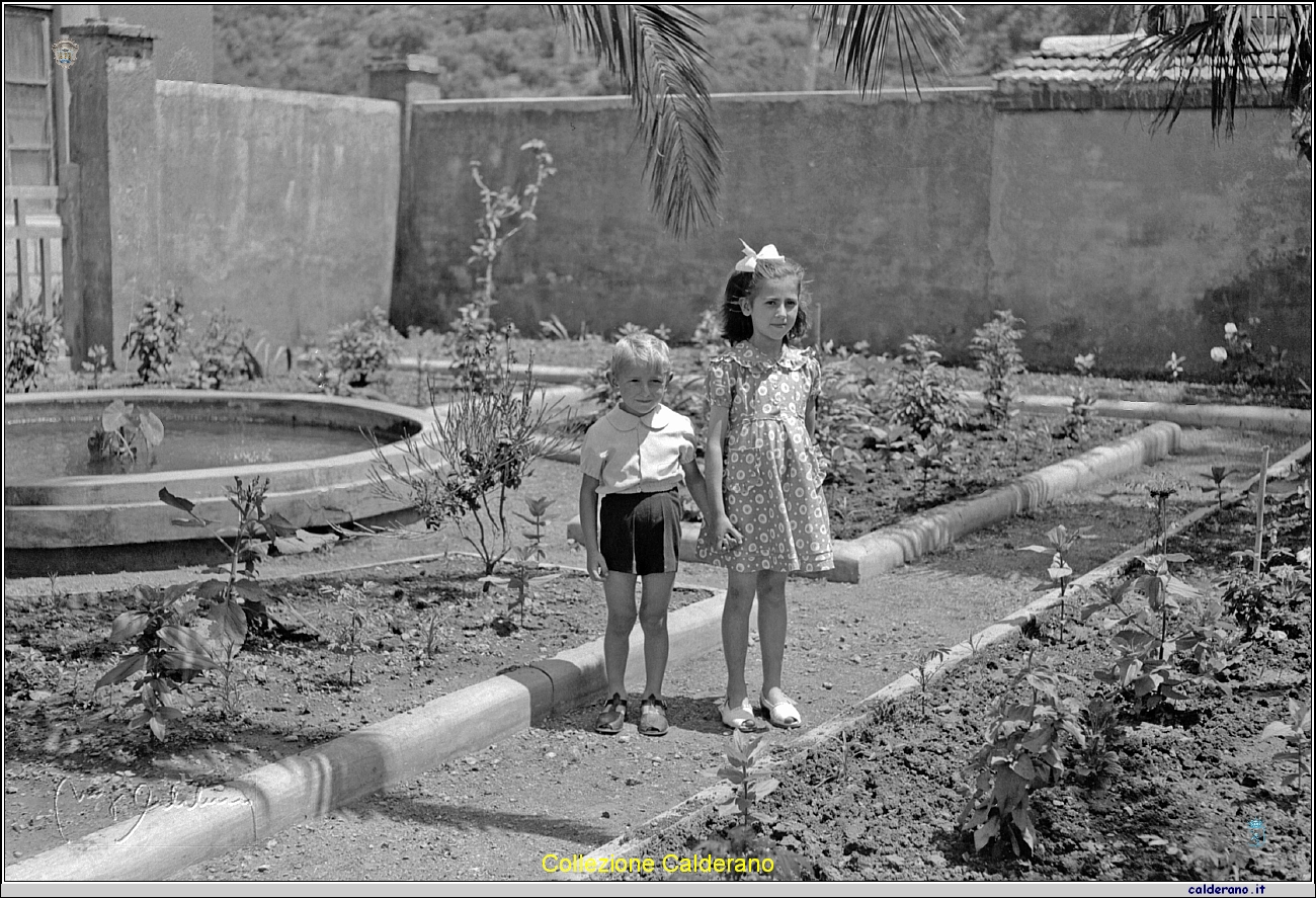 Enrico e Angioletta Maestri nel giardino.jpg