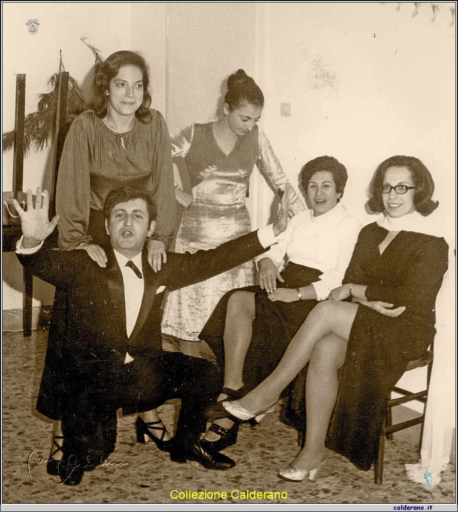 Liliana, Maria, Assuntina, Maria Emilia e Mario - Capodanno 1968.jpg