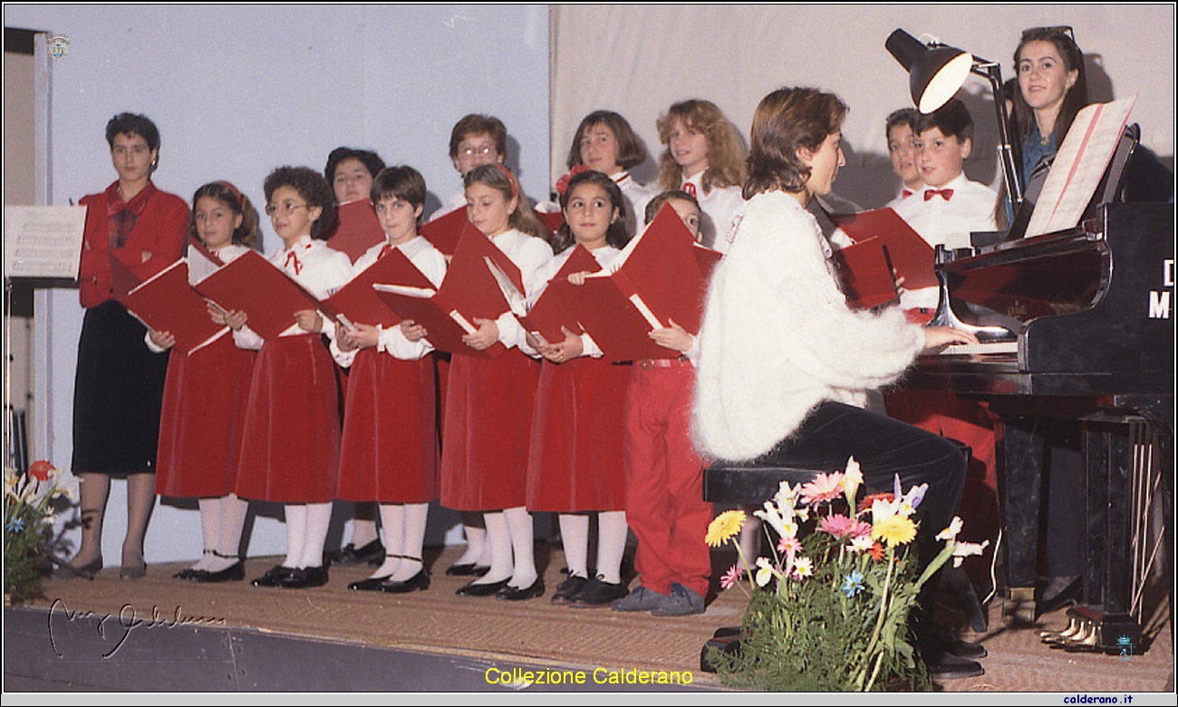 Modestina Mignone e il coro Santina De Carolis 1985.jpg