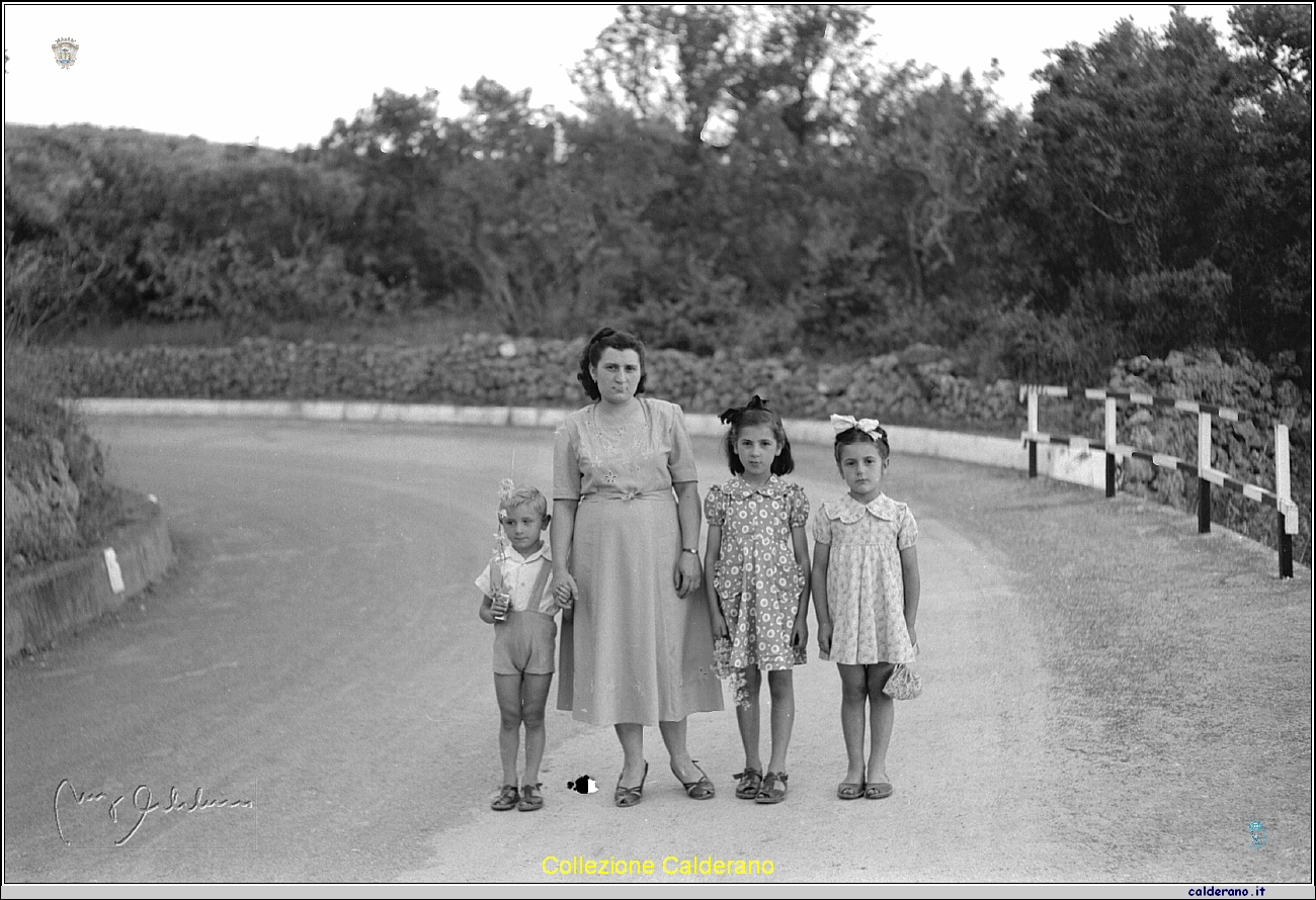 Enrico, Angioletta e Liliana Maestri con la Mamma.jpg