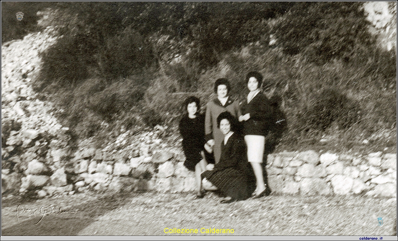 Liliana, Carmelina, Silvana e Franca a passeggio 1961.jpeg