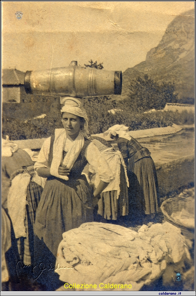 Maria Luigina Pesce con il barile di legno a Ciurtiano - 1920.jpg