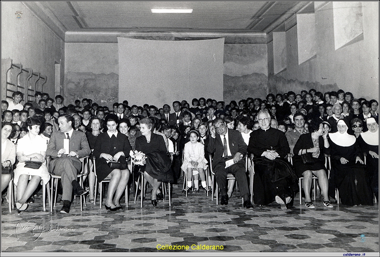 Spettacolo nella palestra della scuola media.jpg