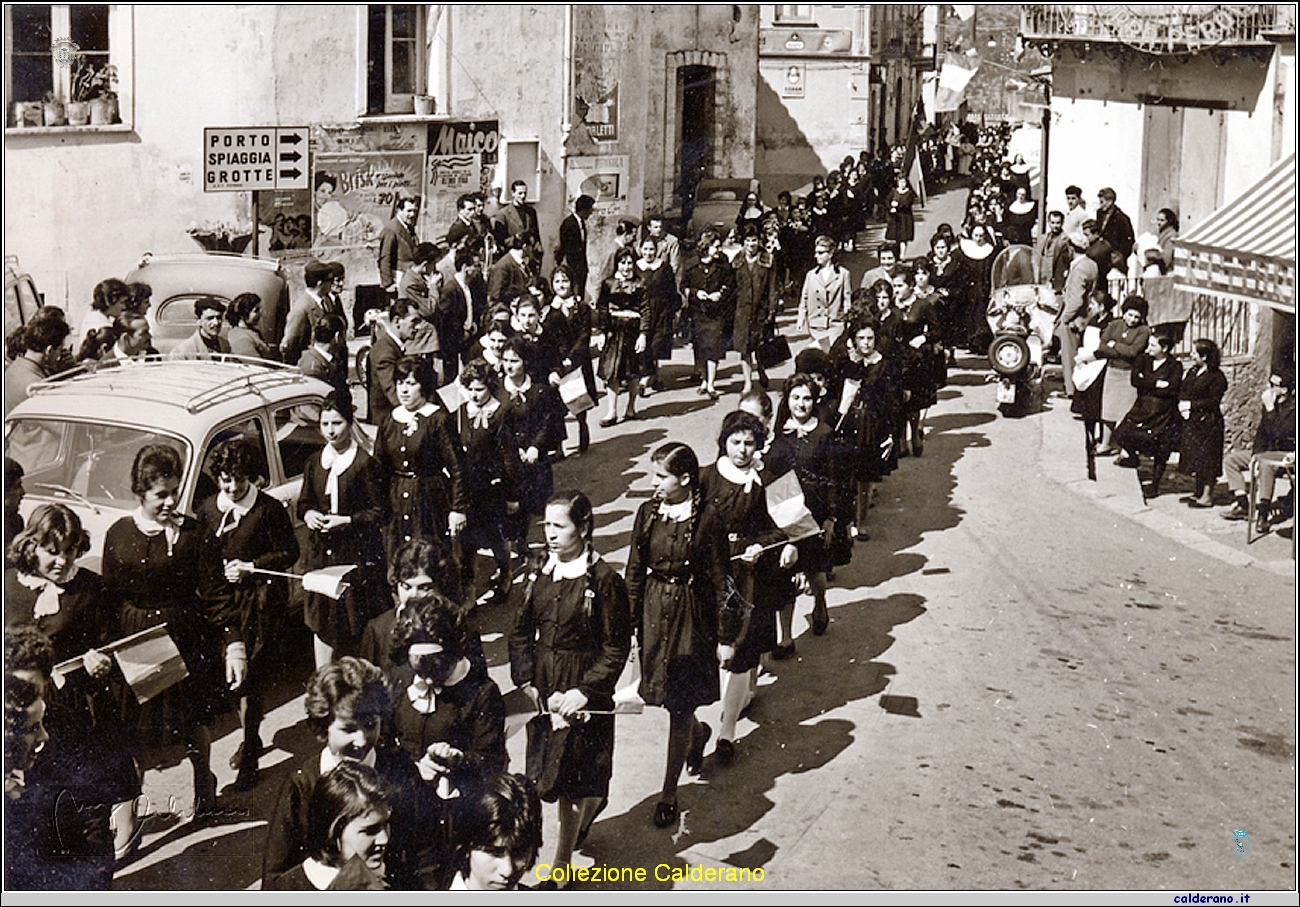 Alunne del Magistrale durante una Processione.jpg