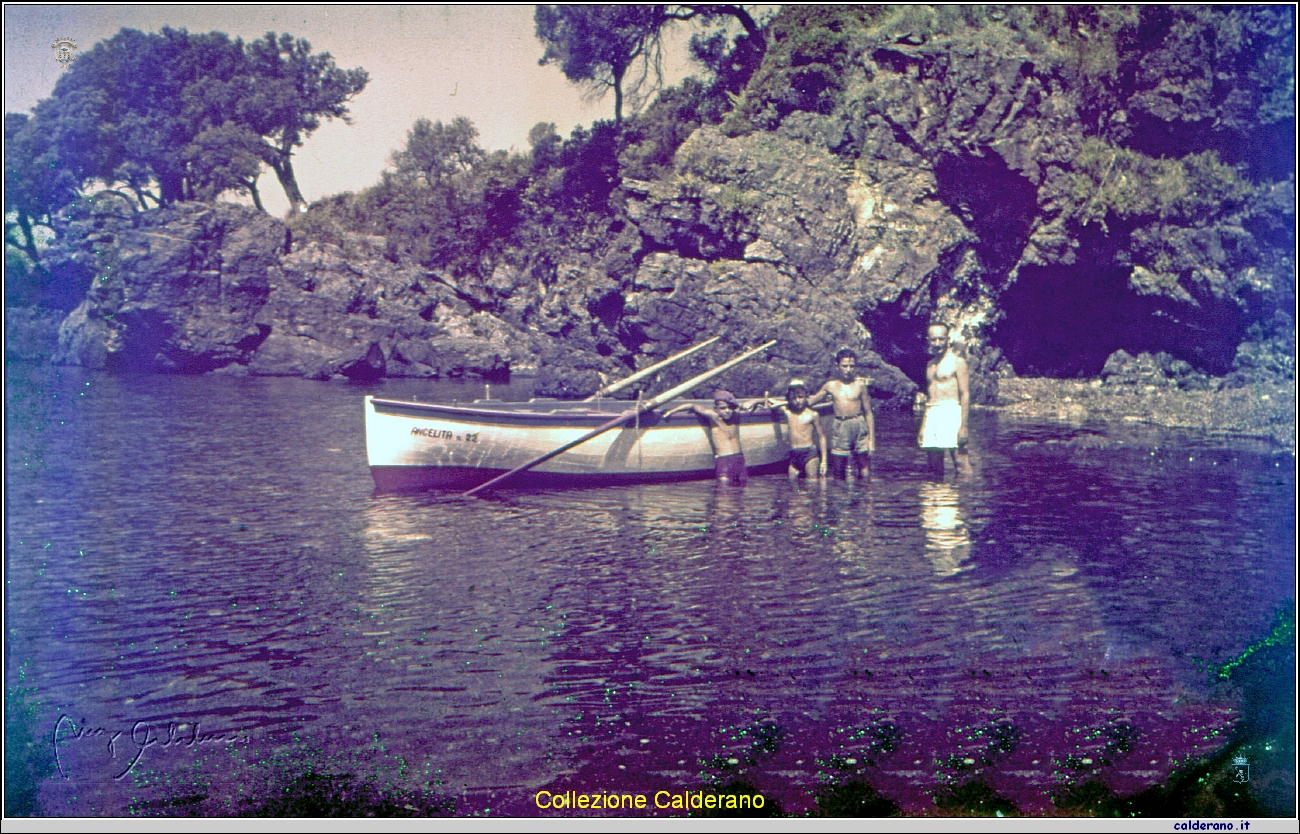 Benito Stoppelli a Ilicini con la barca Angelita - Diapositiva primi anni '50.jpg