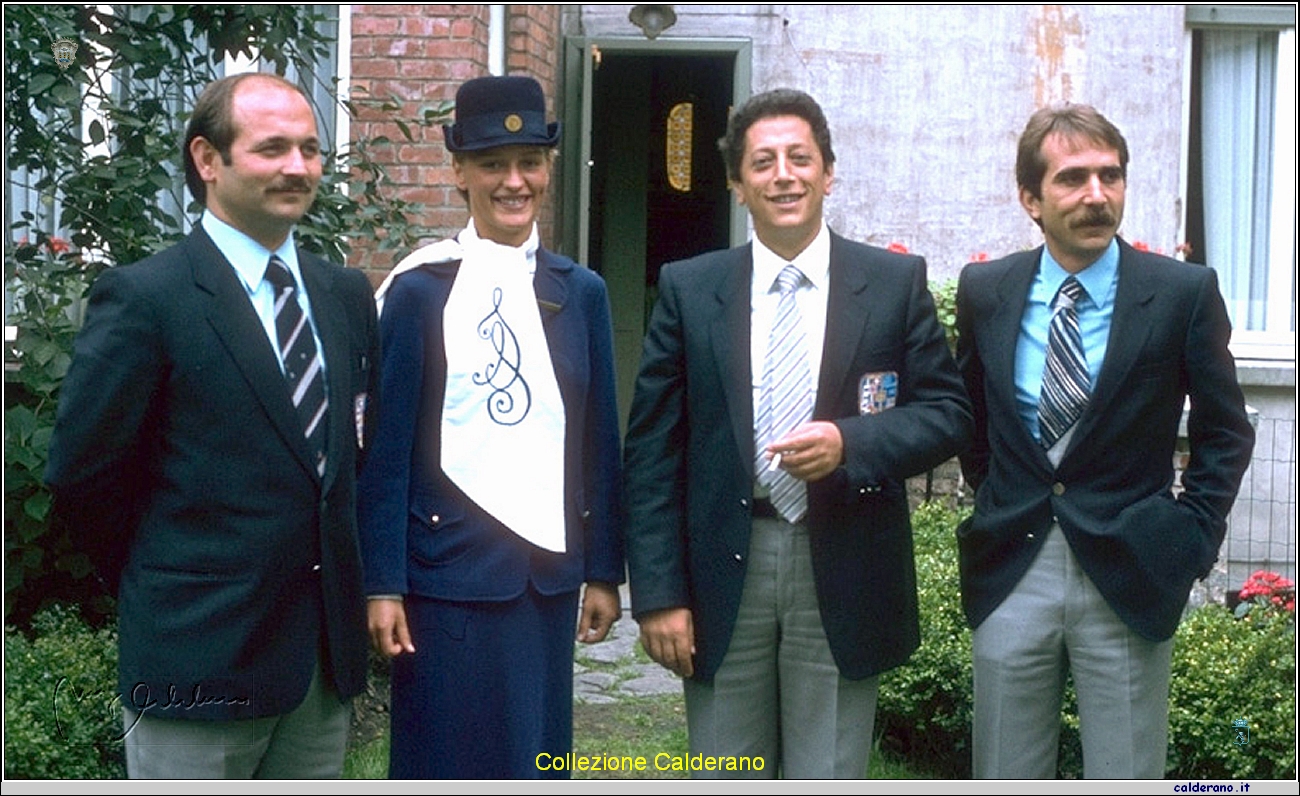 Antonio Brando, Hostess, Fernando Sisinni e Salvatore Faraco nel Consolato Italiano a Gand - Giochi senza frontiere 1982.jpg