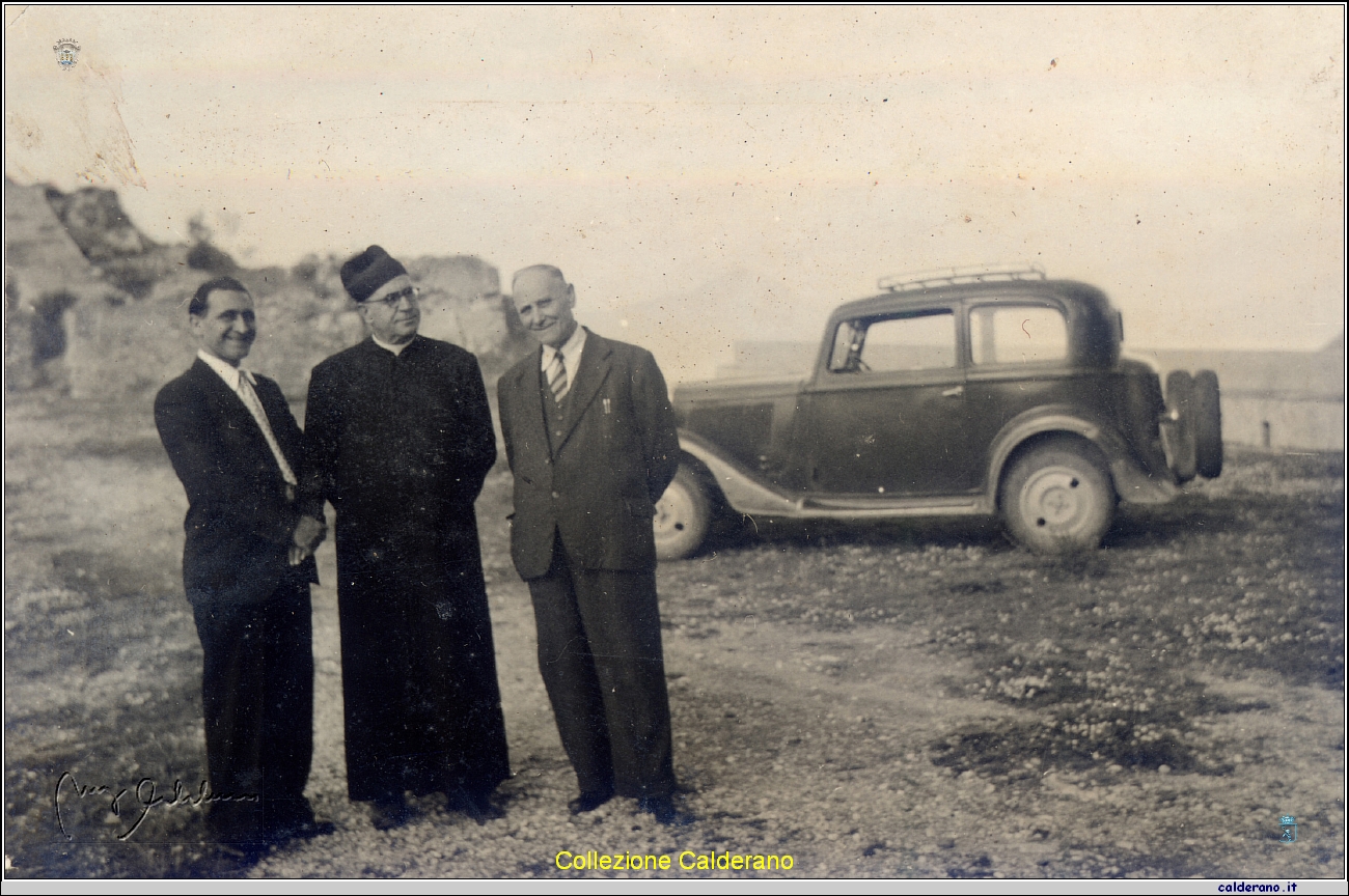 Don Domenico Dammiano con ospiti al Castello - Ottobre 1953.jpg