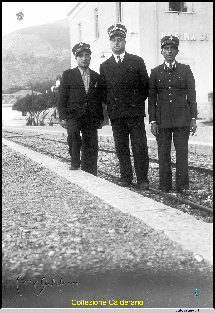 Ferrovieri alla stazione di Marina.jpg