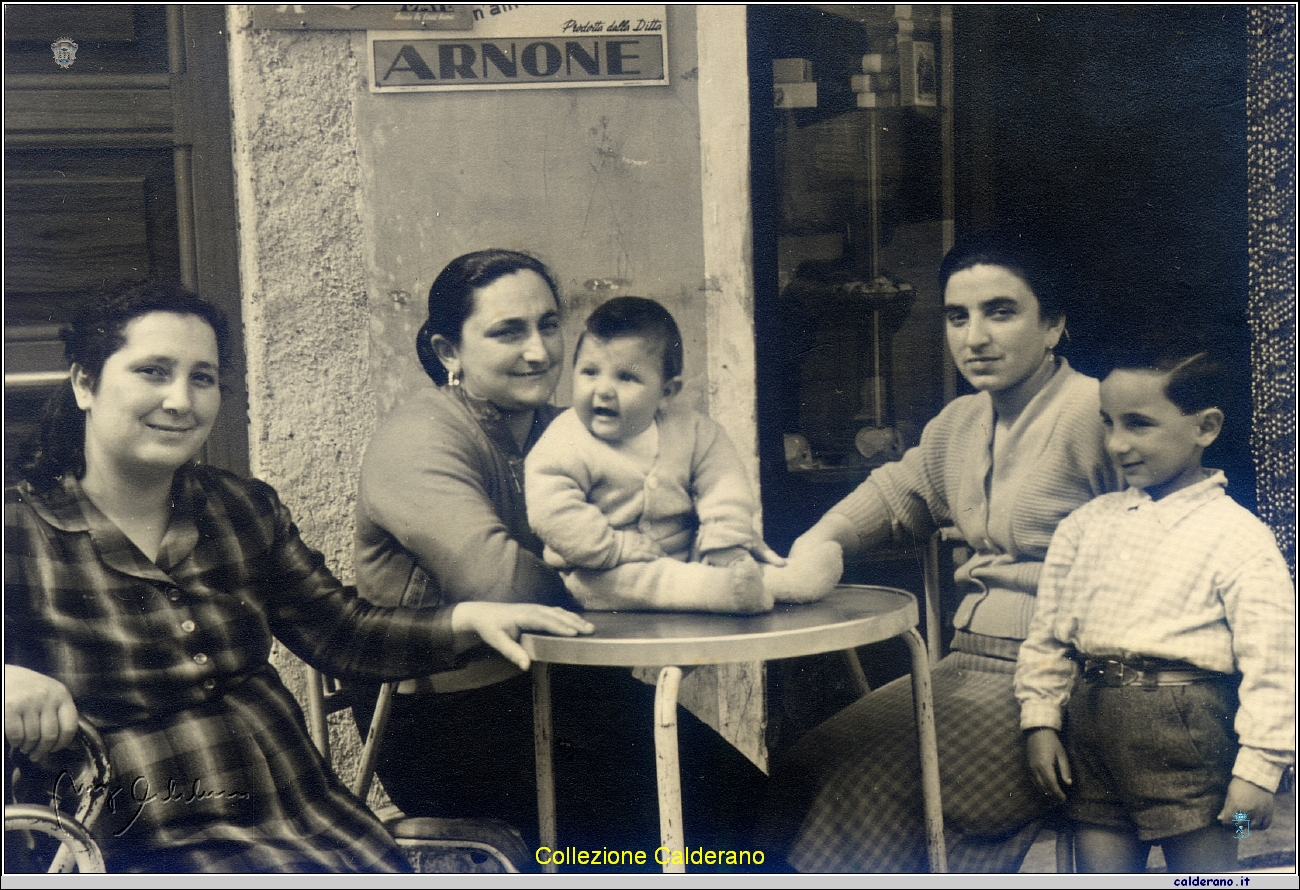 Mafalda, Franca, Umbertino, Zietta e Umberto al Bar.jpg