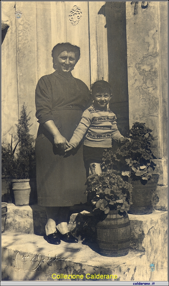 Primavera 1954 Ettore Maestri con la Mamma.jpg