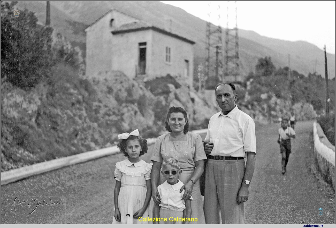 Biagio Maestri con moglie e figli sopra la stazione.jpg