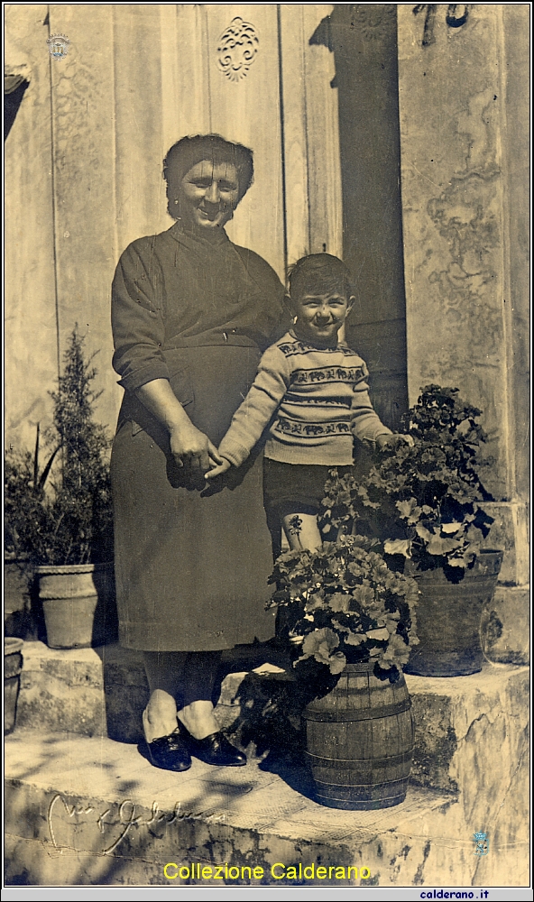 Ettore Maestri con la Mamma Primavera 1954.jpg