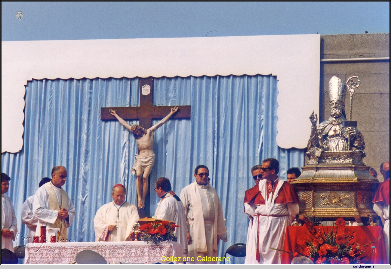 Mons Talucci celebra sul molo al Porto per la festa di San Biagio.jpg