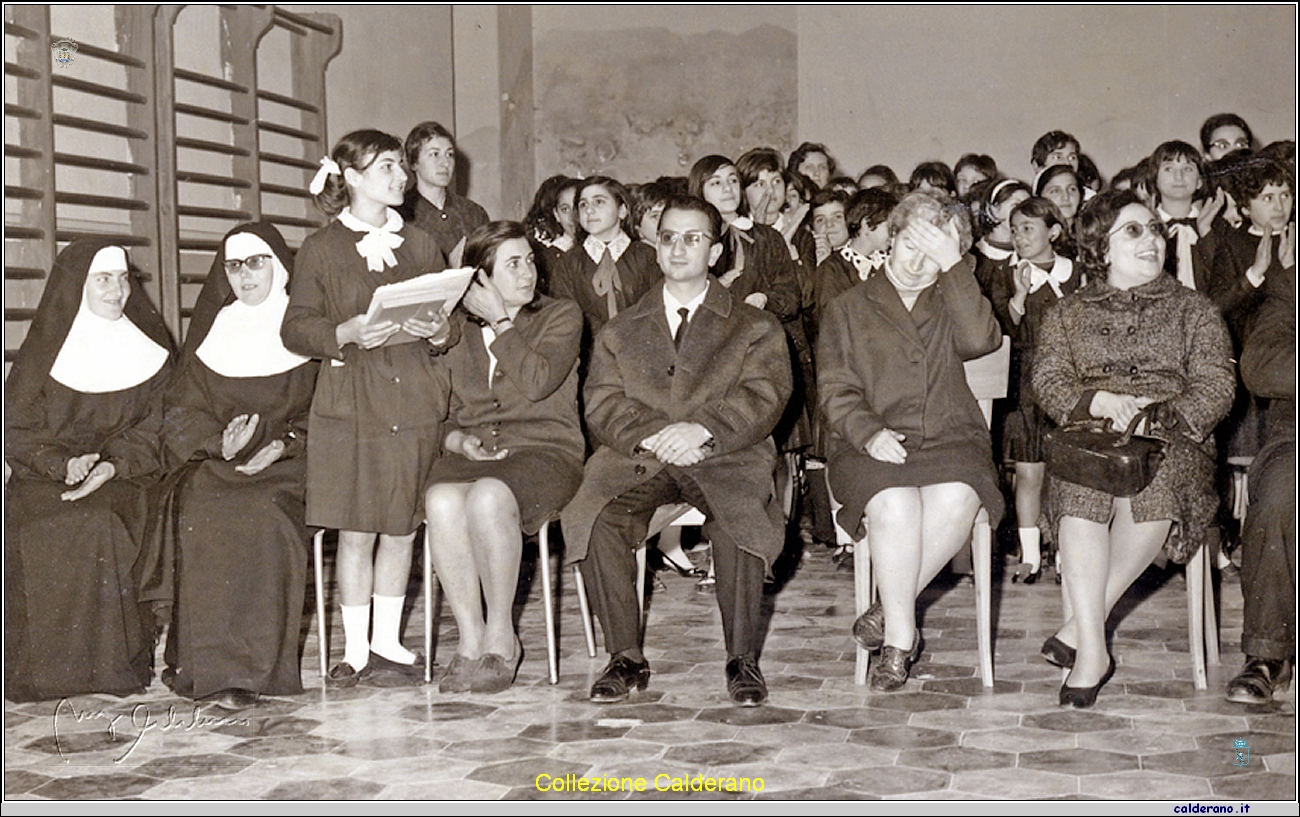 Nella palestra delle scuole medie.jpg