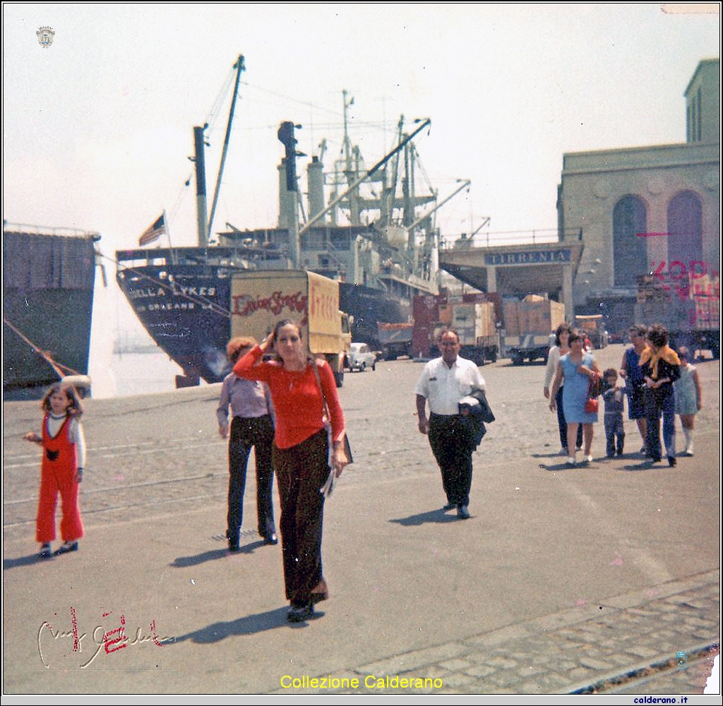 In attesa di imbarcarsi per il Venezuela dal Porto di Napoli.jpg