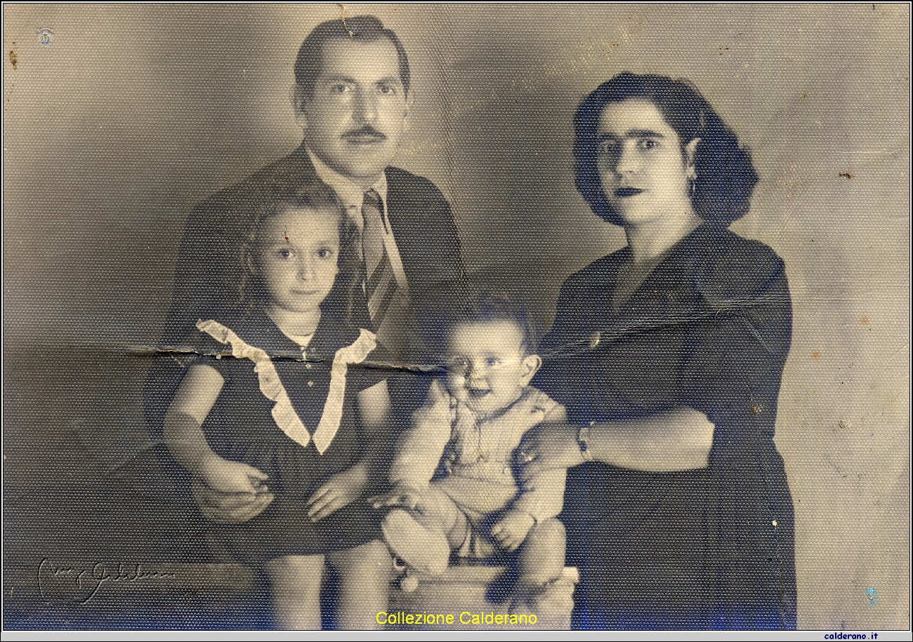 La mia Famiglia - Papa', Mamma, Maria Emilia ed io 1948.jpg