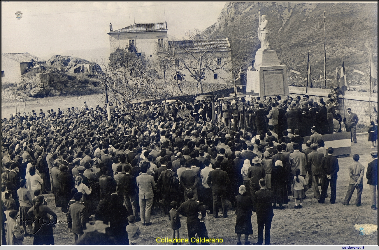 Monumento ai Caduti 4 novembre 1959.jpg