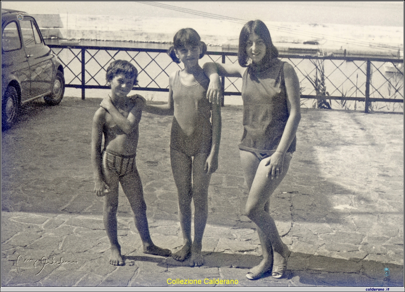 Raffaele, Carmelina e Maria - al Porto 1971.jpg