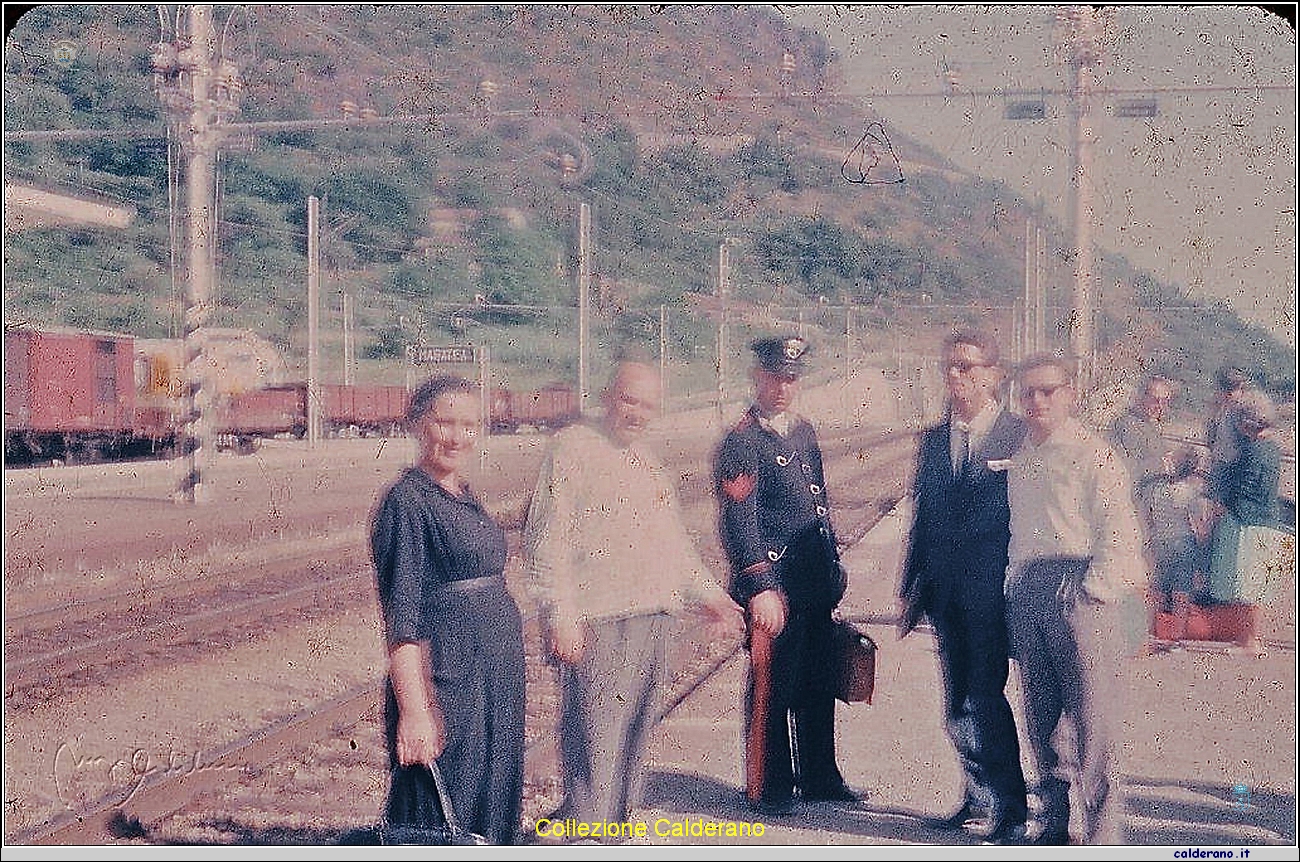 Lelena, Sciascino. Appuntato Marmo, Biagio Santoro e Pinuccio Bosone alla Stazione 1962.JPG