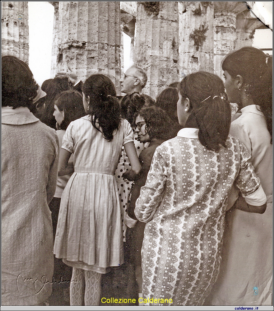 Padre Giuseppe Canfora a Paestum con una scolaresca.jpg