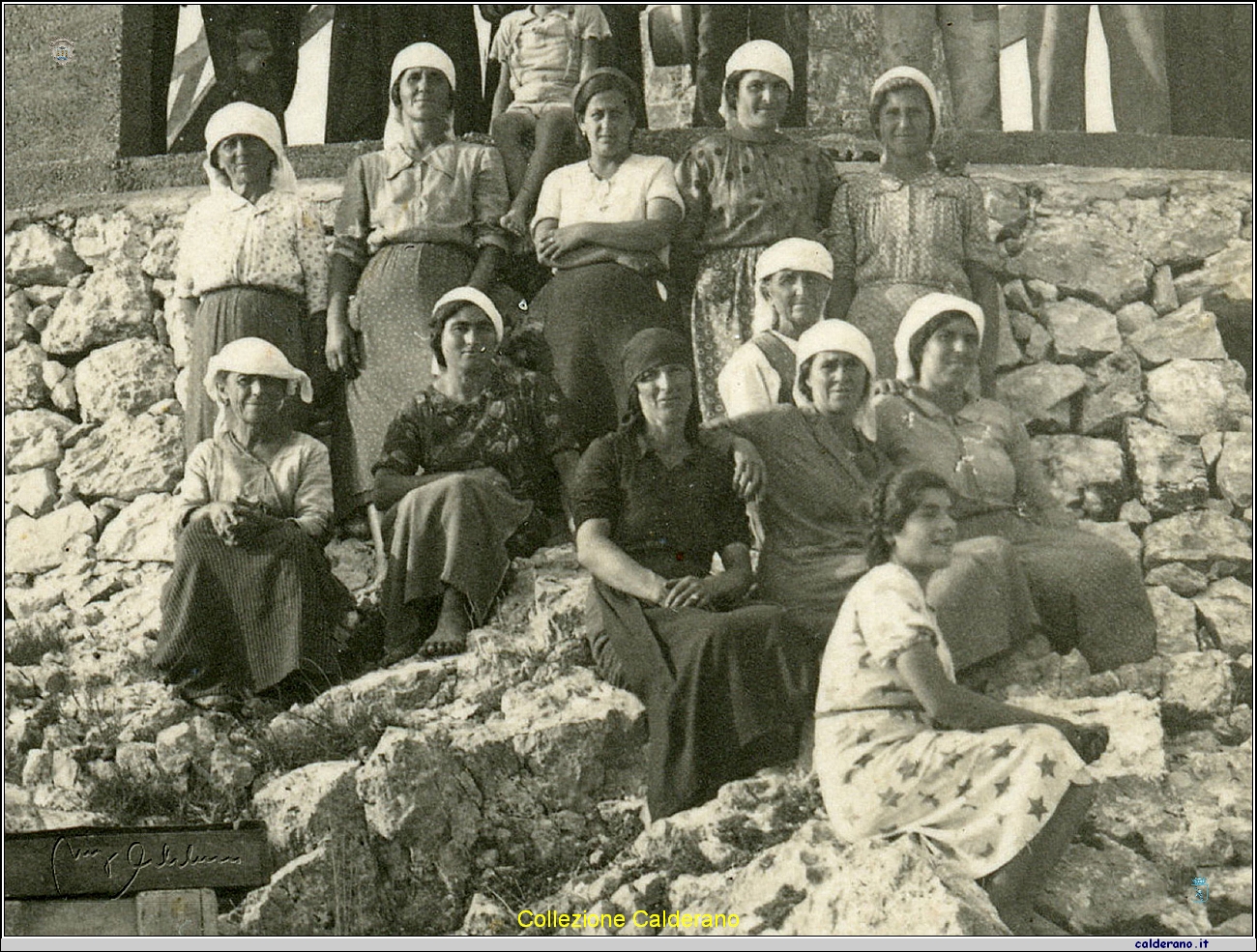 Signore che volontariamente offrivano la manodopera per la costruzione della Croce al Castello 1940.jpg