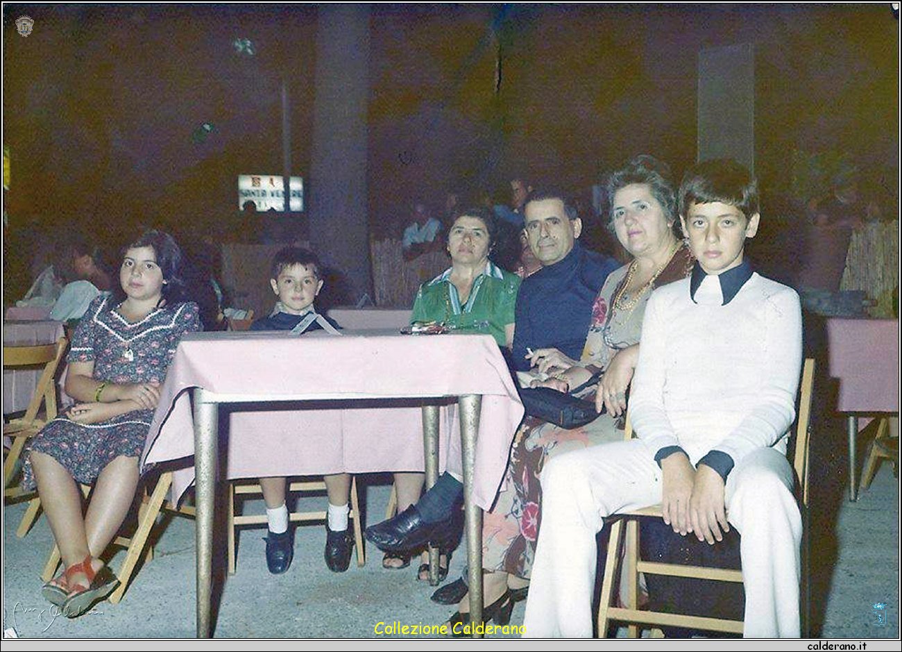 Alberto Crispo e la Famiglia a Piazza del Gesu'.jpg