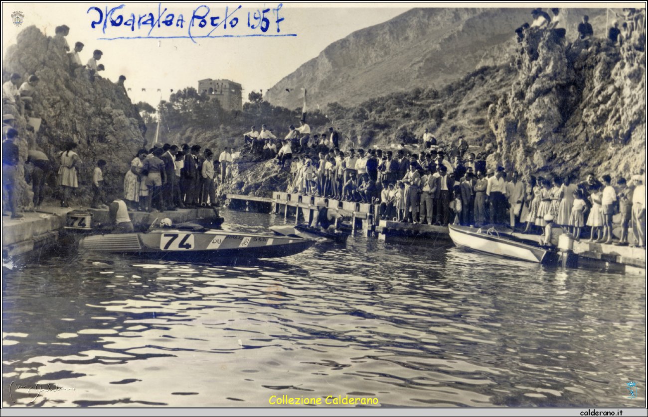 Natanti per la gara motonautica alla Darsena 1957.jpg