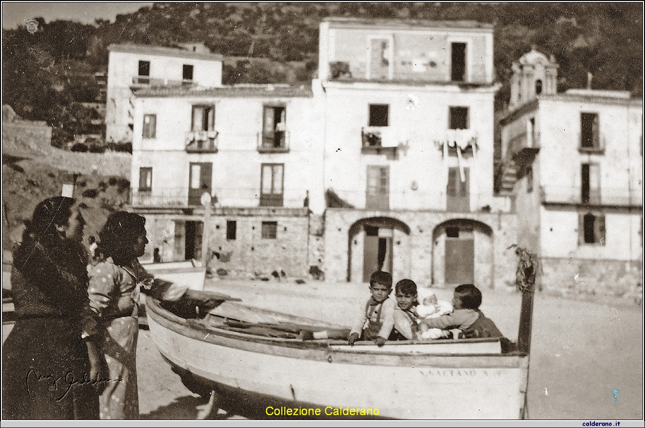 Bambini al Porto sulla barca San Gaetano.jpg