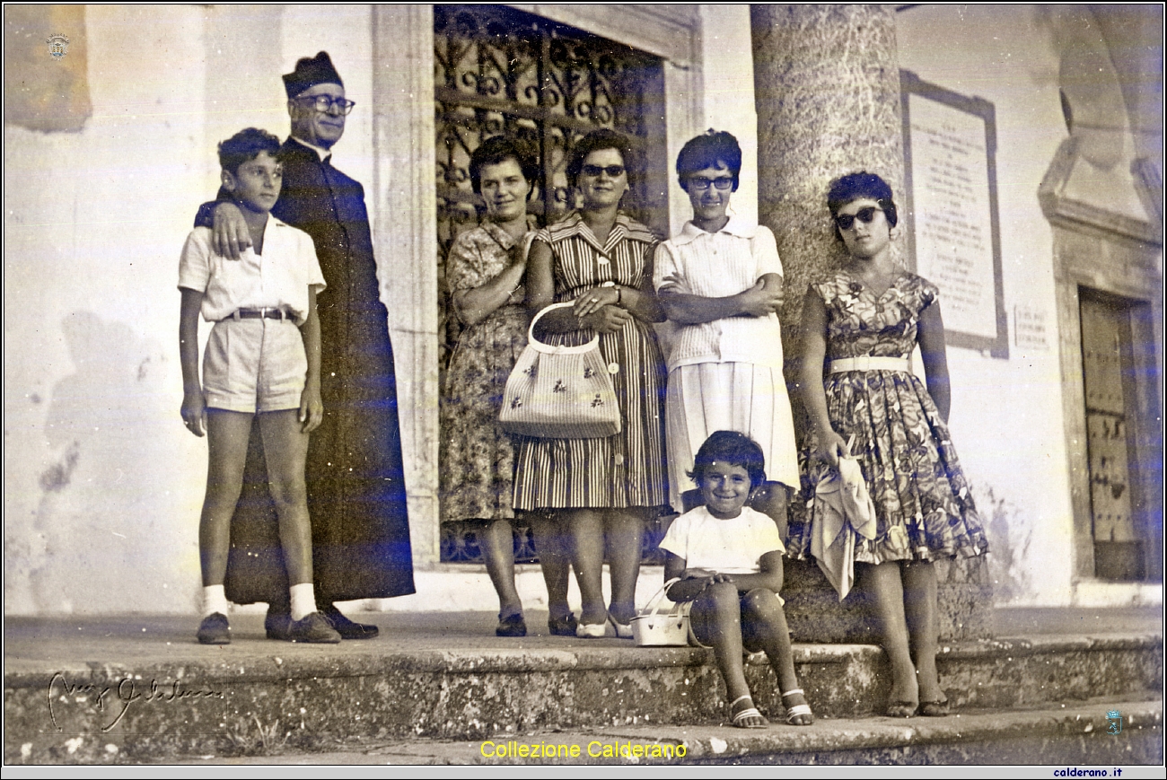 Giovanni e Carletta De Noia - Maria Manghisi - Rosa De Noia - Rosetta e Renata Manghisi, con Don Domenico - settembre 1961.jpg