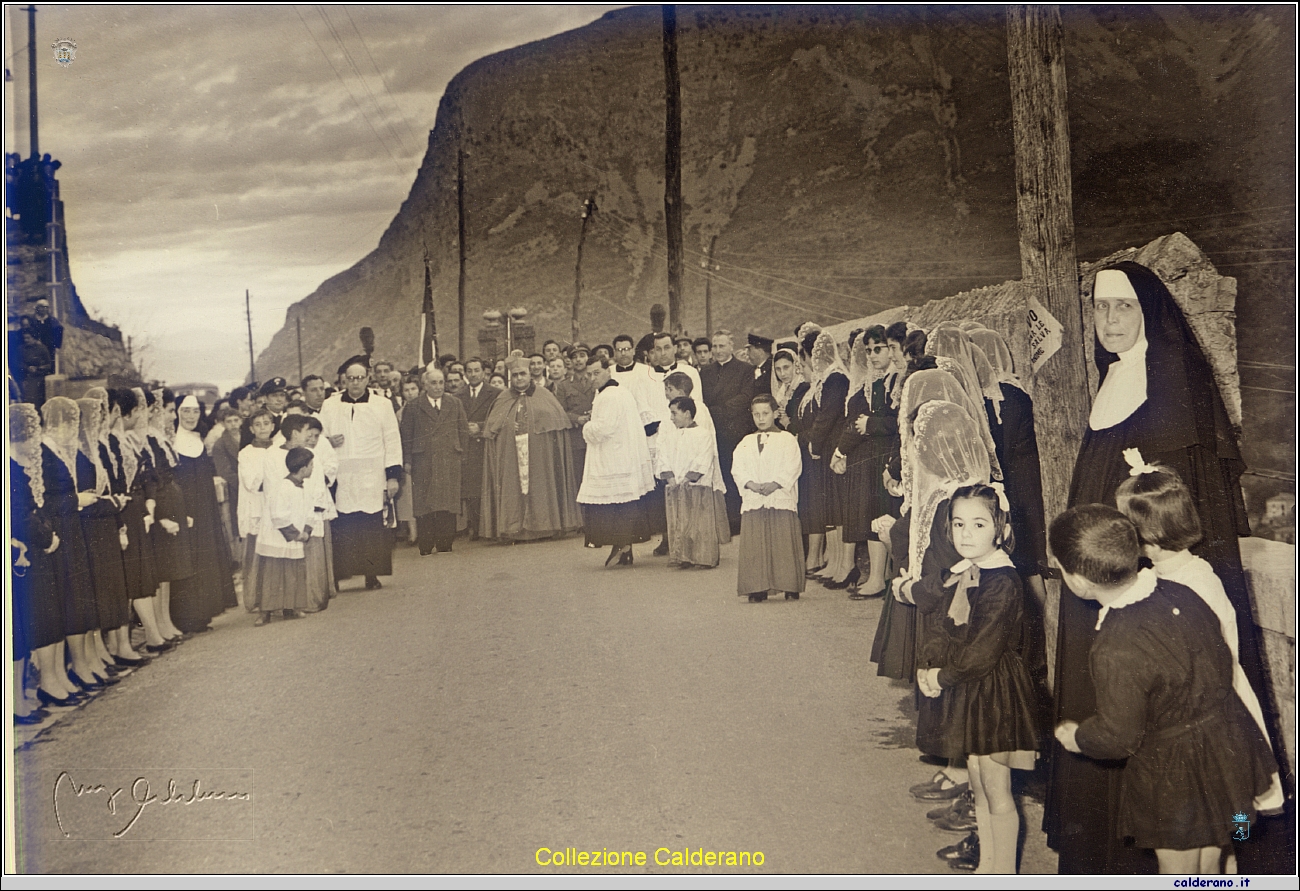 Incontro con il vescovo Federico Pezzullo in visita pastorale 10 marzo 1960.jpg