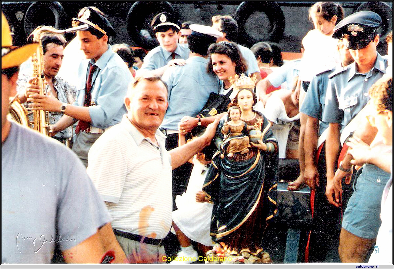 Raffaele 'u Cacaglio con la Madonna di Portosalvo sulla Paranza 1984.jpg