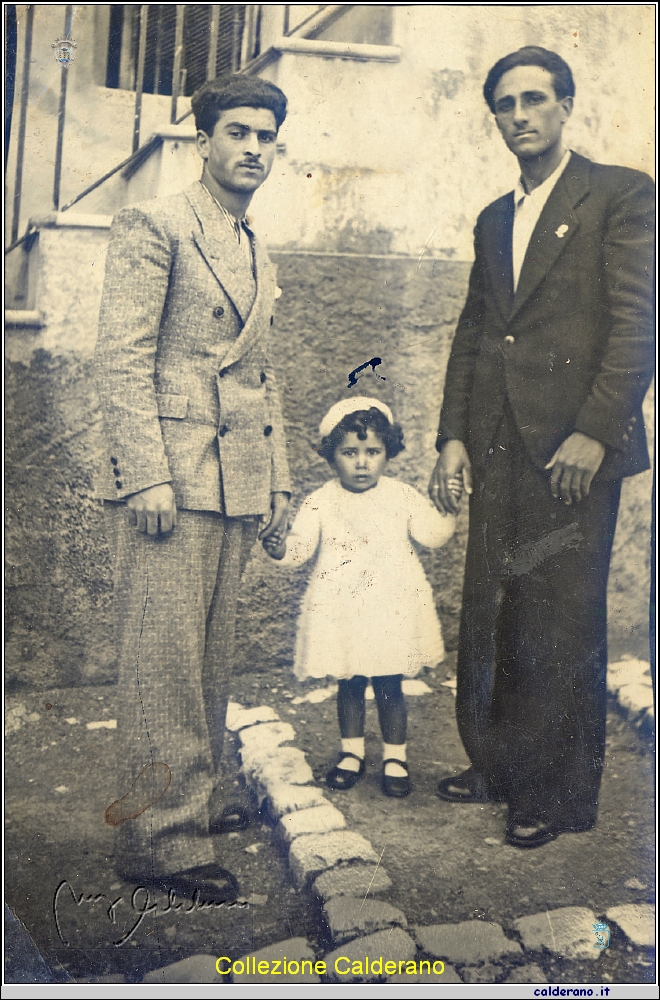 Gigino Avigliano con la nipote Maria in piazza.jpg