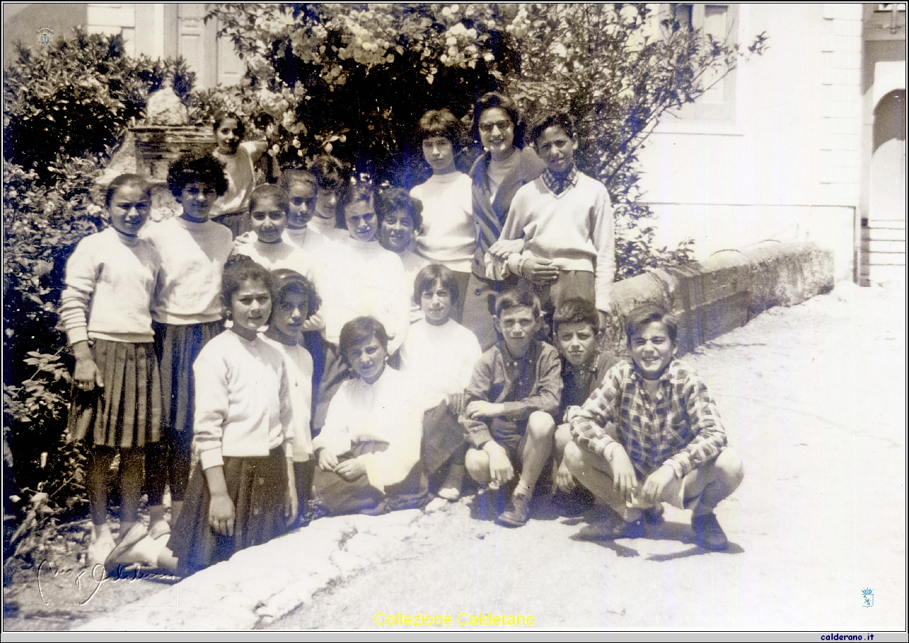 Ragazzi scuole medie in via Mandarini 27 Maggio 1961.jpg