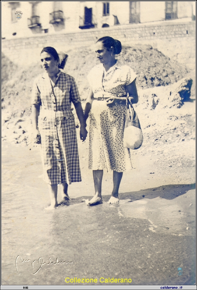 Carmela Avigliano Zietta e Francesca Mazzeo sulla spiaggia del Porto .jpg