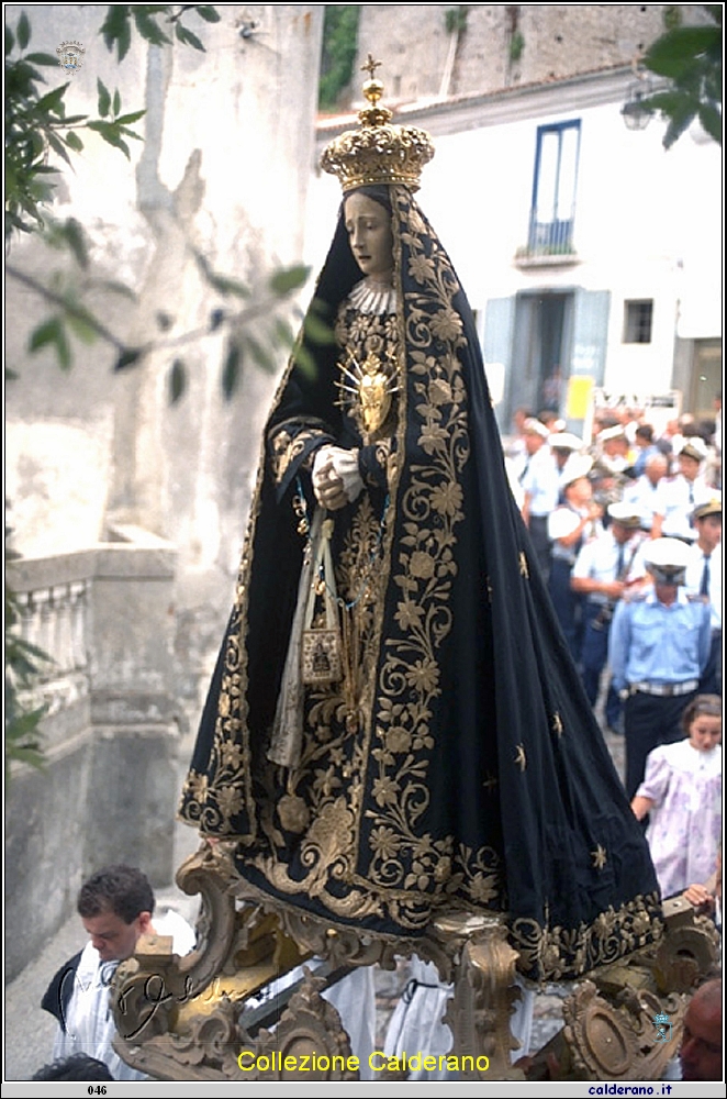 La Madonna Addolorata in processione.jpg