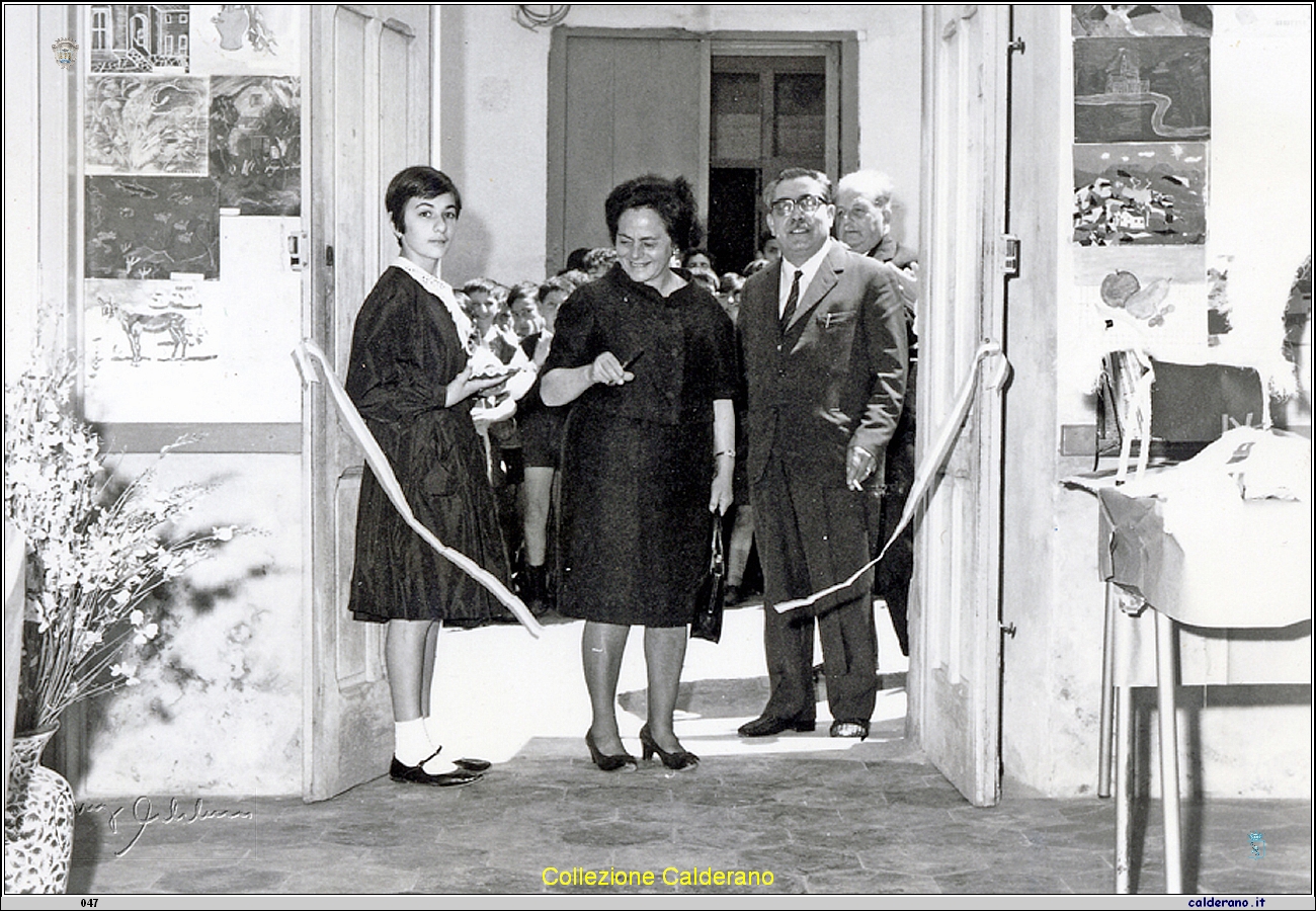 Inaugurazione mostra scolastica con il Sindaco Vincenzo D'Alascio.jpg