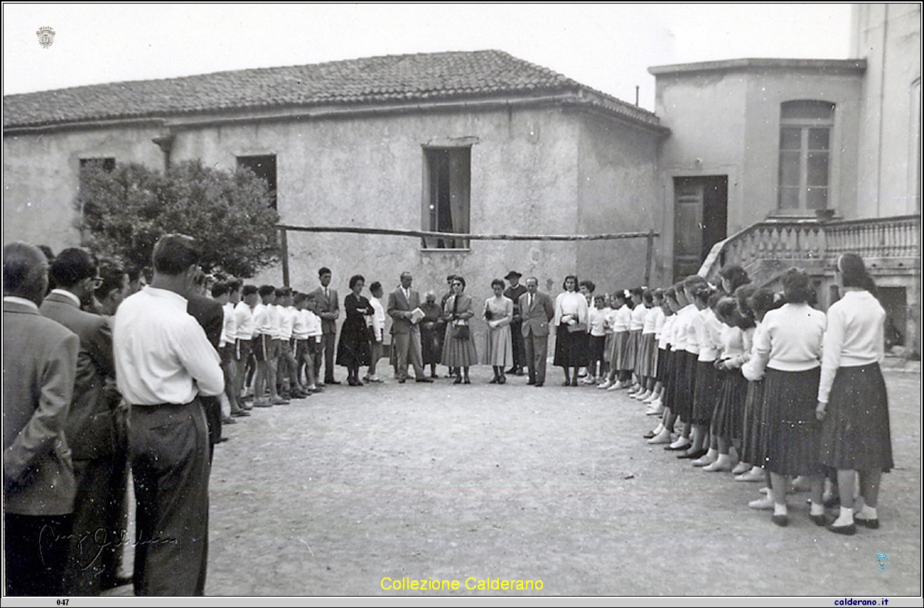 La Preside e gli alunni - Scuola media.jpg