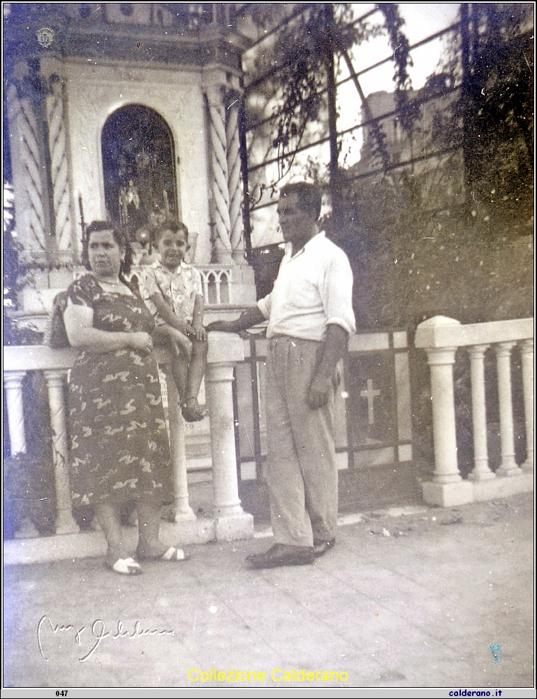 Mamma, con Zio Giulio ed io piccolino a Napoli 1953.jpg