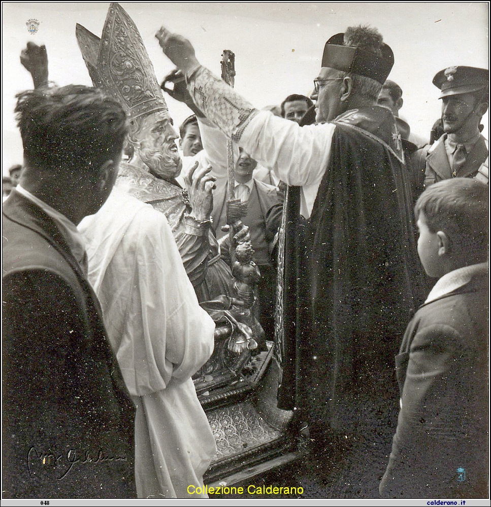 Don Domenico Dammiano con le insegne della Croce Episcopale a San Biagio.jpg