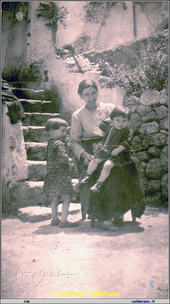 Luigina Pesce Mazzeo con le figlie Franca e Maria.jpg