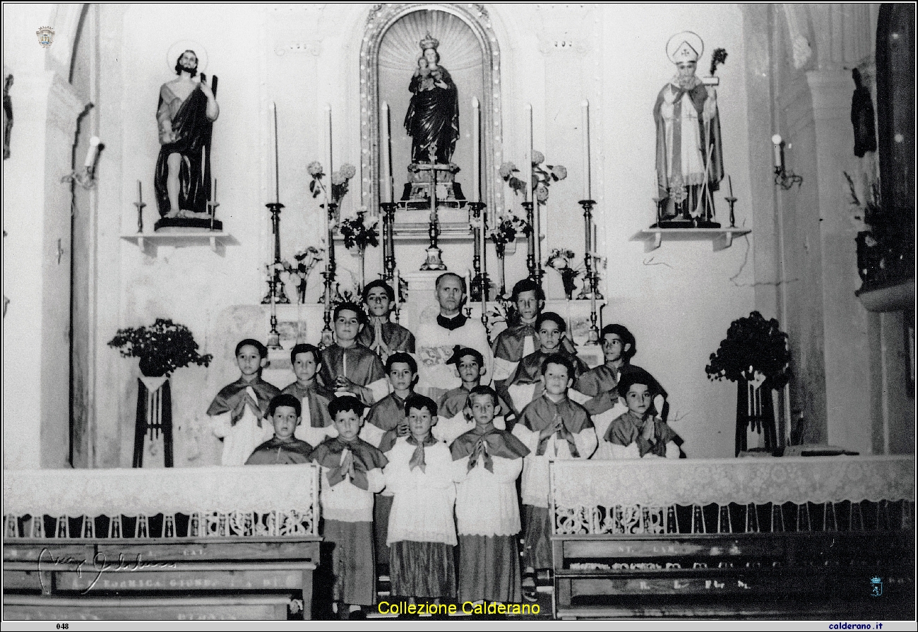 Padre Salerno con i Chierichetti del Porto.jpg