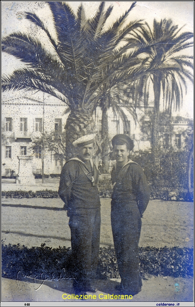 Peppinello e Gigino al porto di Patrasso - 28 aprile 1943 .jpg