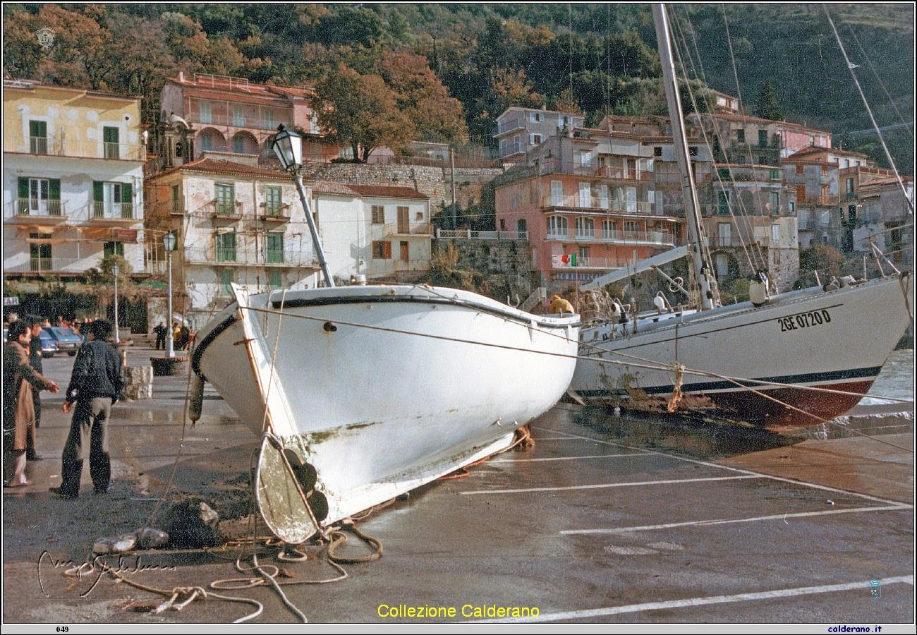 Barche portate dalla furia del mare sulla banchina.jpeg