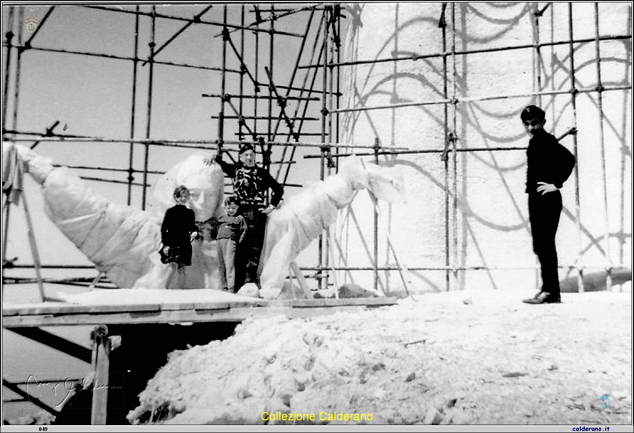 Il Cristo in costruzione con Rosaria, Carletto, Francesco e Leo 1964.jpg