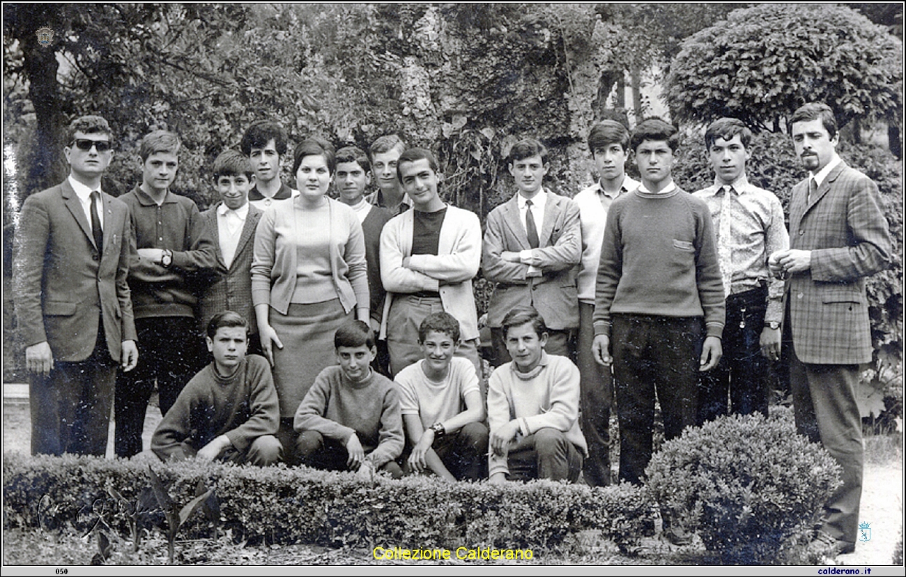 Alunni delle Scuola Media alla Villa Comunale.jpg