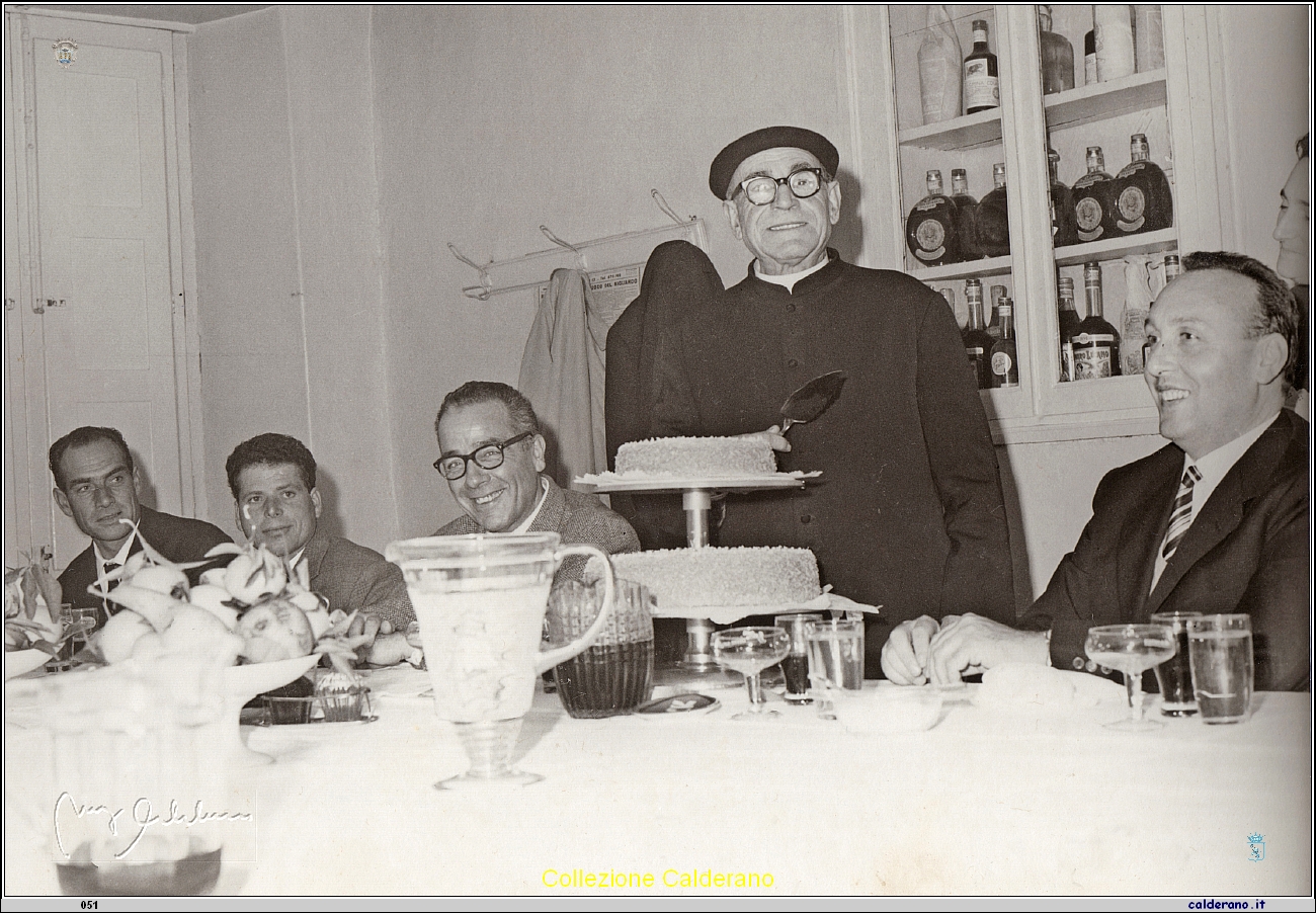 Cena per la fine della costruzione del Cristo 1965 e taglio della torta .jpg