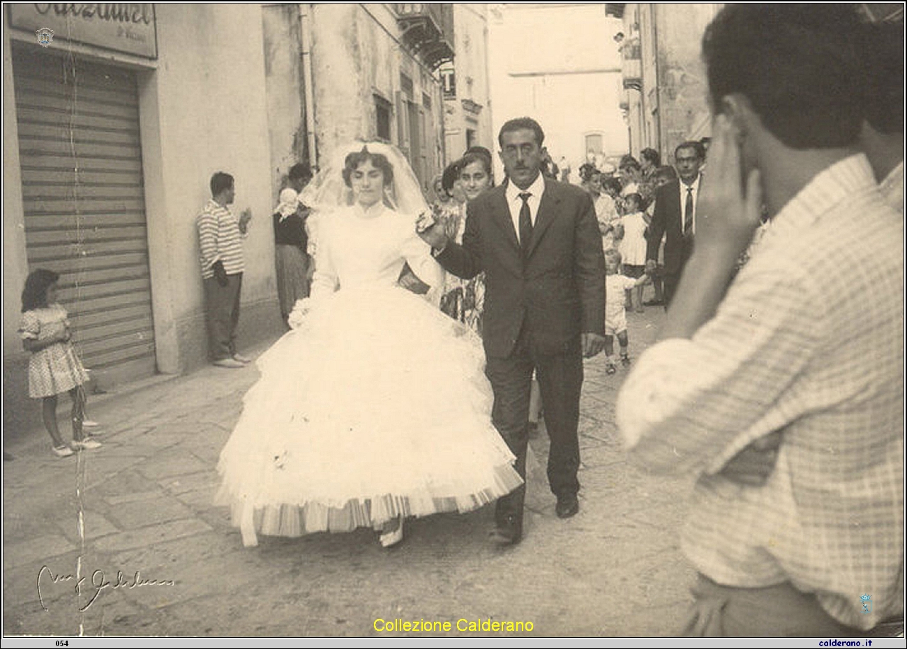 Sposa Maria Filomena Iannini accompagnata dallo Zio Luigi La Torre.jpg