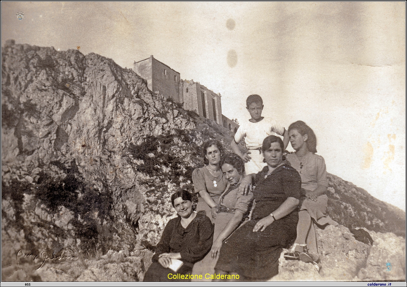 Anna e Giuseppina Liberatore con le amiche alla Madonna degli Ulivi.jpeg